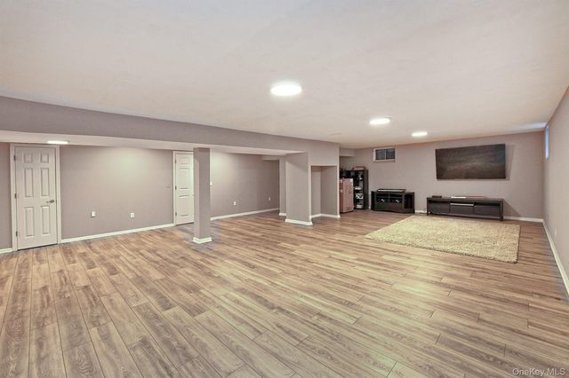 1 Dylan Place, Melville, NY 11747