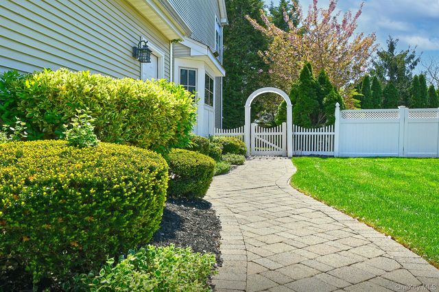 1 Dylan Place, Melville, NY 11747