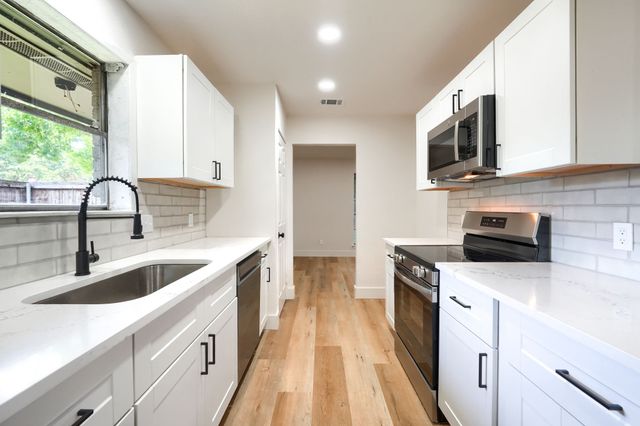 4049 Alicante Avenue, Fort Worth, TX 76133