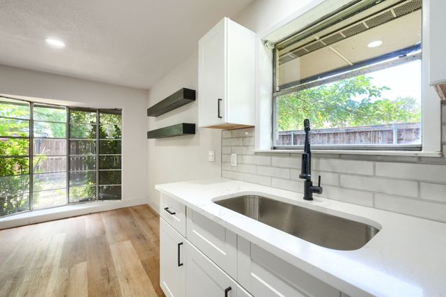4049 Alicante Avenue, Fort Worth, TX 76133