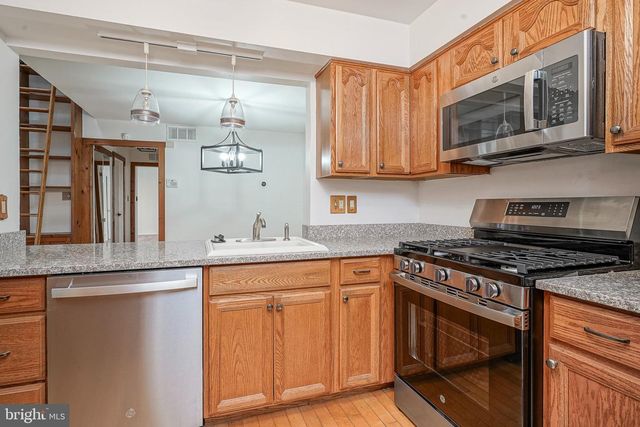 208-B SEDGEFIELD DR, Mount Laurel, NJ 08054