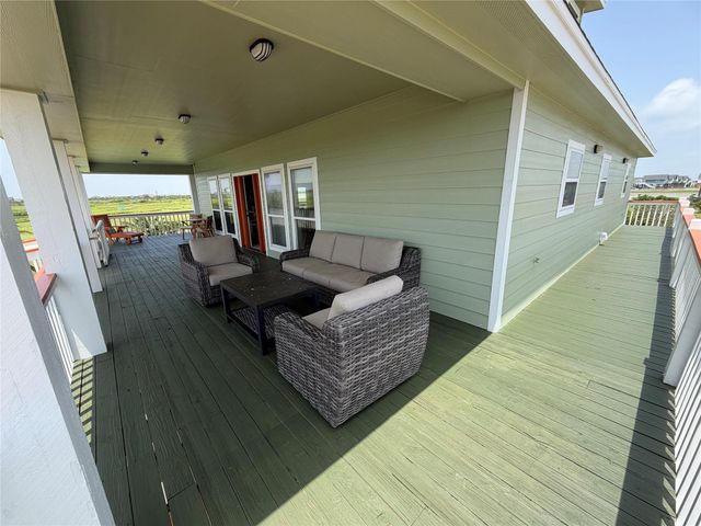979 Rancho Carribe Drive, Crystal Beach, TX 77650