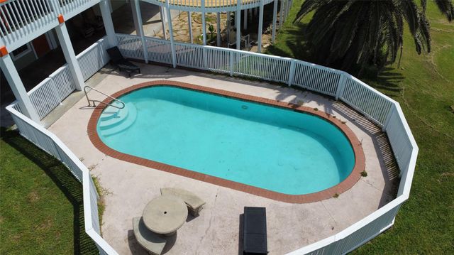 979 Rancho Carribe Drive, Crystal Beach, TX 77650