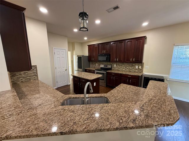 10822 Chamberlain Hall Court, Charlotte, NC 28277