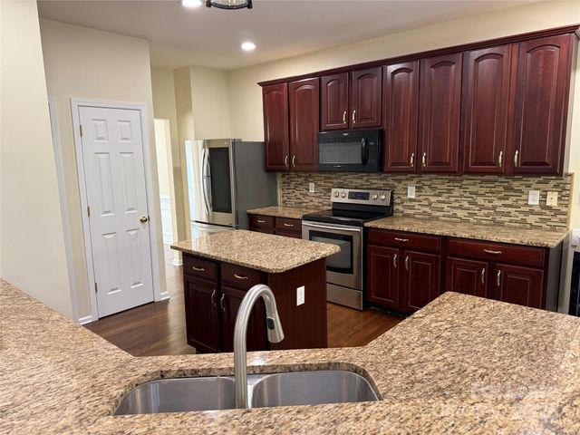 10822 Chamberlain Hall Court, Charlotte, NC 28277