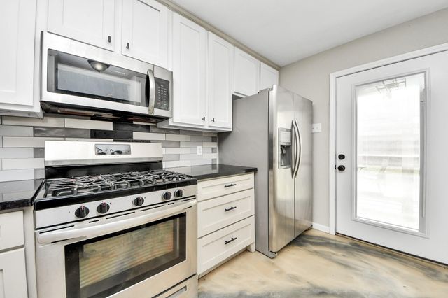 8242 Oak Knoll Lane, Houston, TX 77028