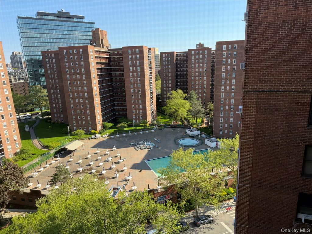 61-55 98 Street 14F, Rego Park, NY 11374