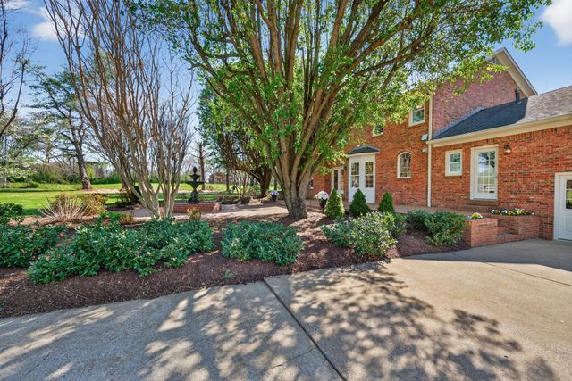 1553 N Main St, Mount Pleasant, TN 38474