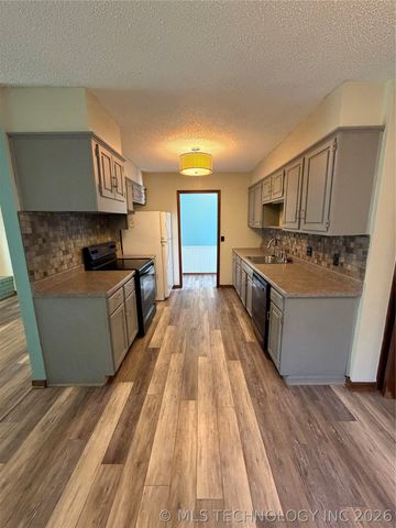 1845 Surrey Drive, Pryor, OK 74361