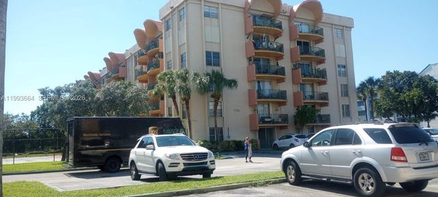 9360 Fontainebleau Blvd 104, Miami, FL 33172