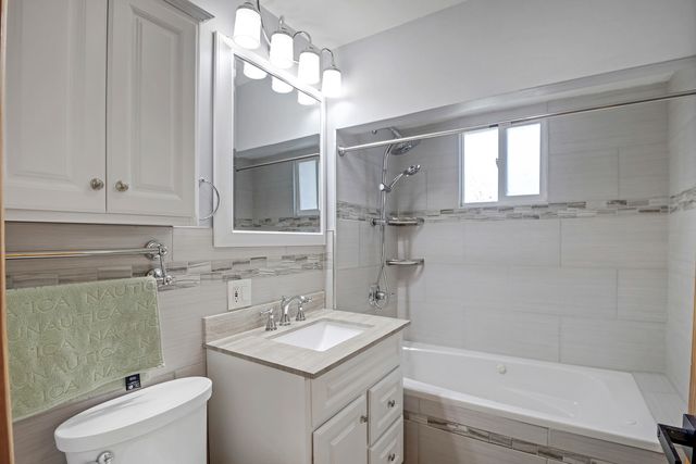 5441 S 74th Avenue, Summit, IL 60501