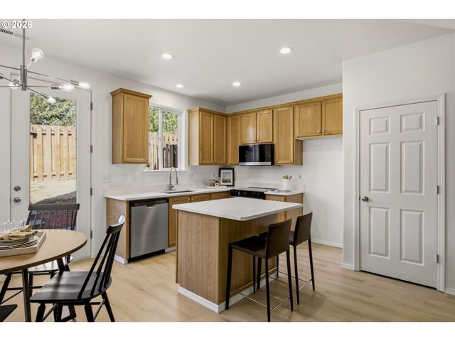 5832 Se WOODLAND Dr, Gresham, OR 97080
