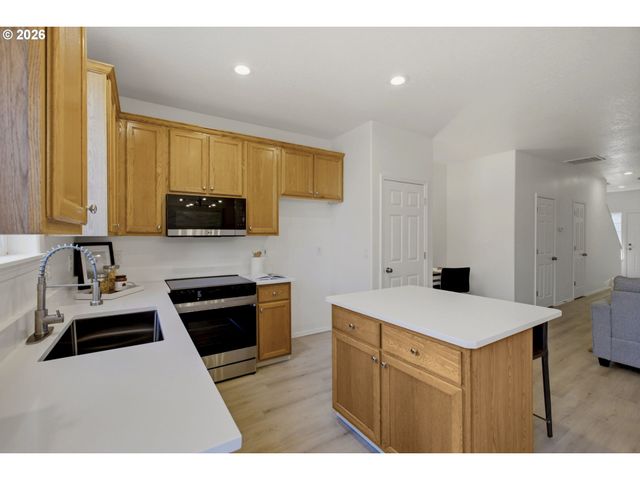 5832 Se WOODLAND Dr, Gresham, OR 97080