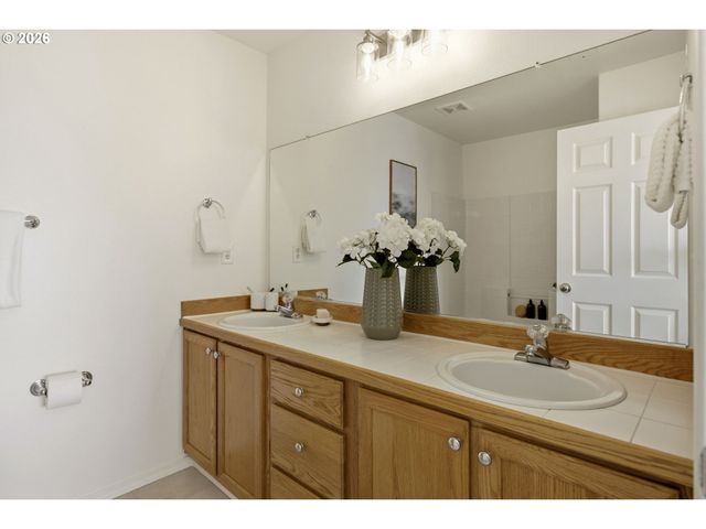 5832 Se WOODLAND Dr, Gresham, OR 97080