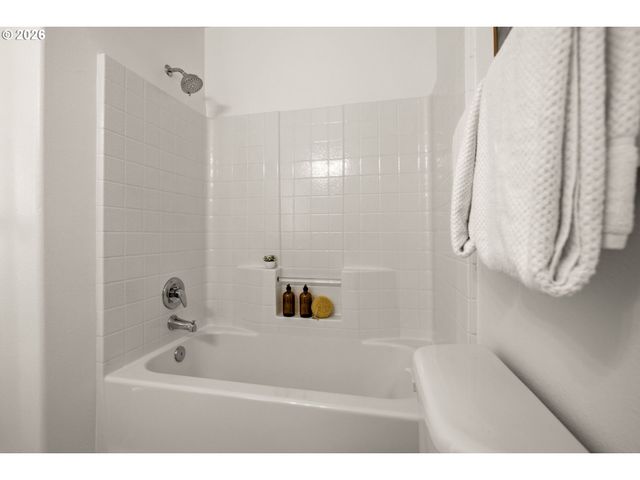 5832 Se WOODLAND Dr, Gresham, OR 97080