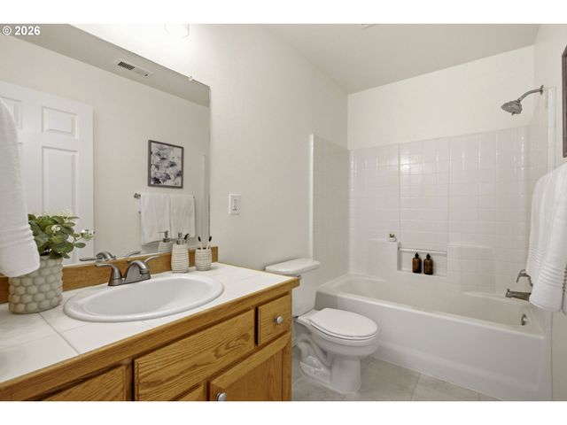 5832 Se WOODLAND Dr, Gresham, OR 97080
