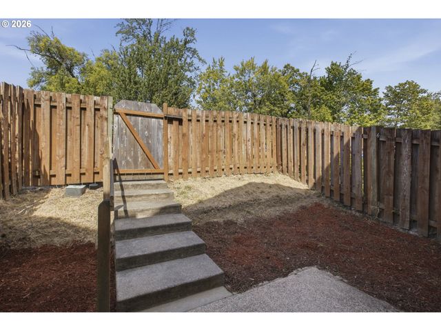 5832 Se WOODLAND Dr, Gresham, OR 97080