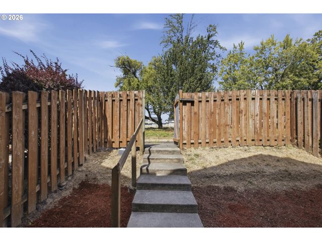 5832 Se WOODLAND Dr, Gresham, OR 97080