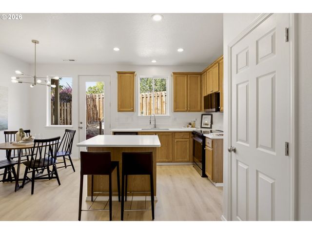 5832 Se WOODLAND Dr, Gresham, OR 97080