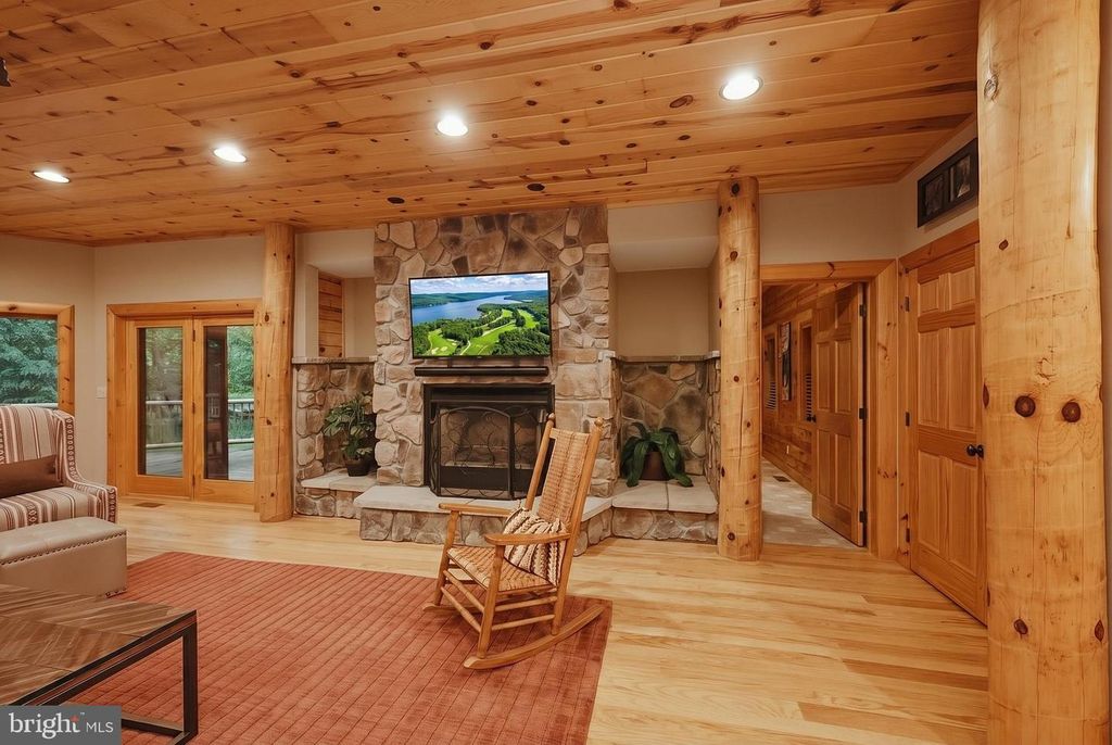Image 14 of property listing at 178 FERN LOOP DR, Mc Henry, MD 21541