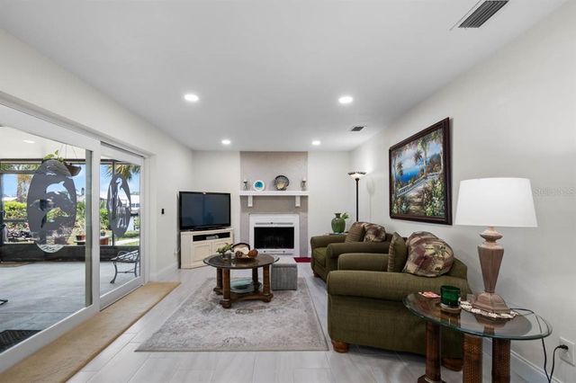 803 LEISEY CIRCLE, Ruskin, FL 33570