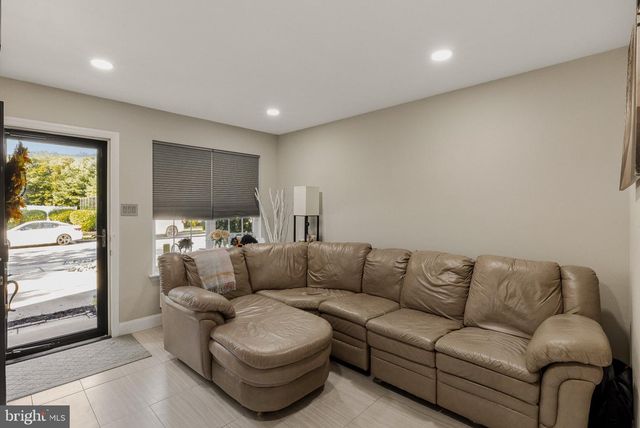 10 ARBOUR LN, Sewell, NJ 08080