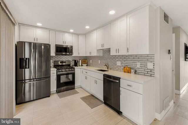 10 ARBOUR LN, Sewell, NJ 08080
