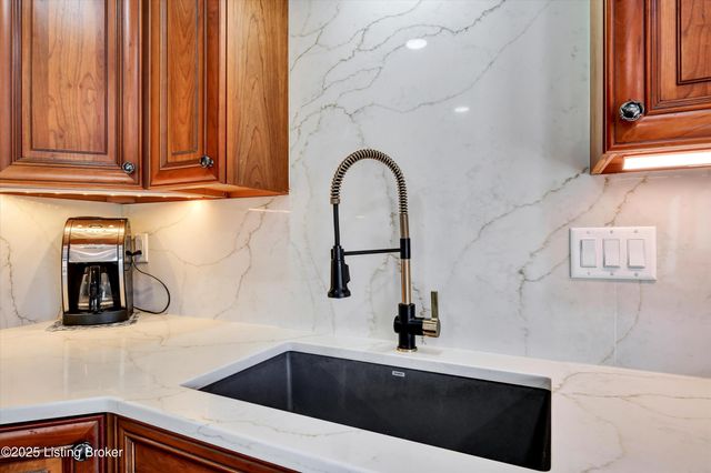 1104 Chamberlain Hill Rd, Louisville, KY 40207