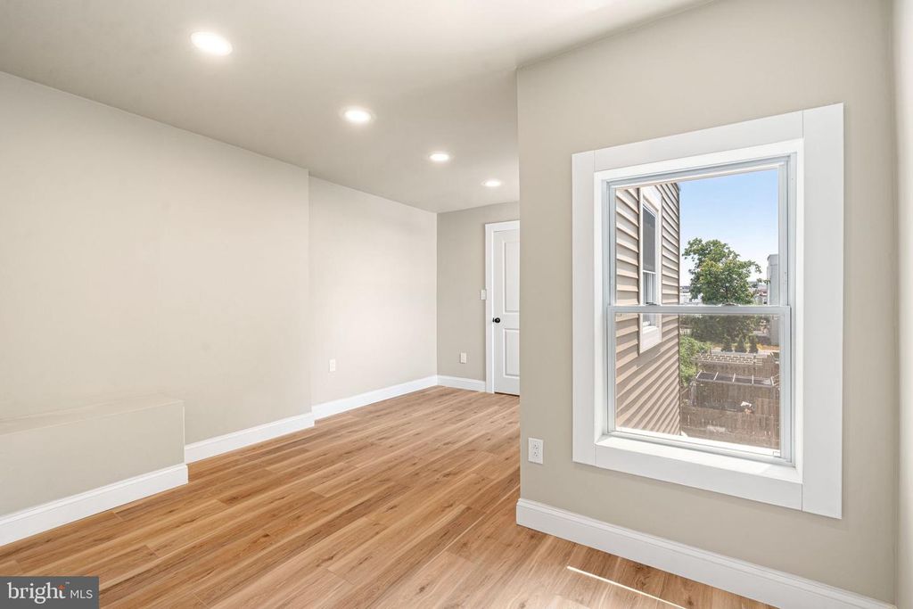2563 EMERALD ST, Philadelphia, PA 19125