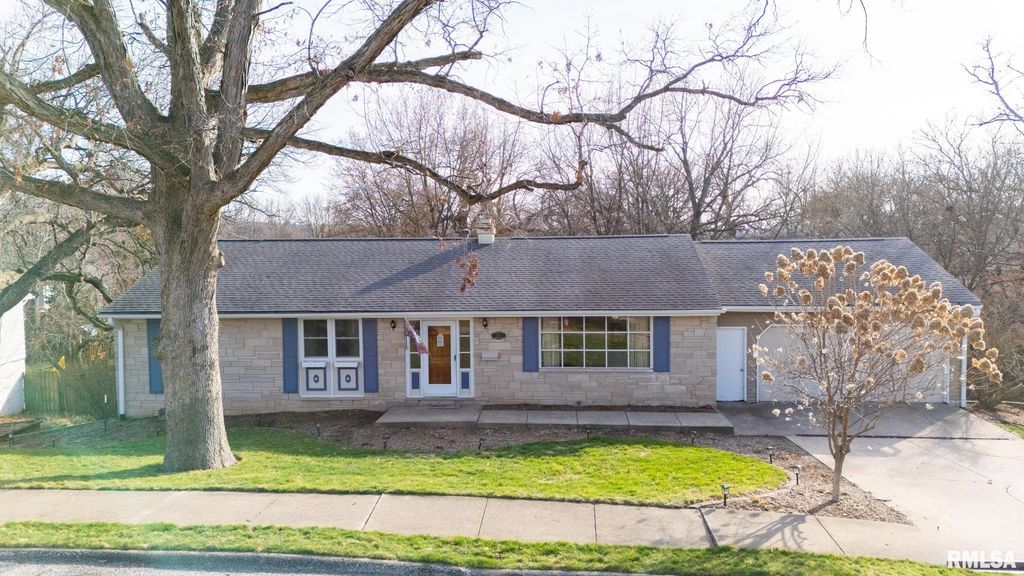 1930 Saint Clair Drive, Pekin, IL 61554