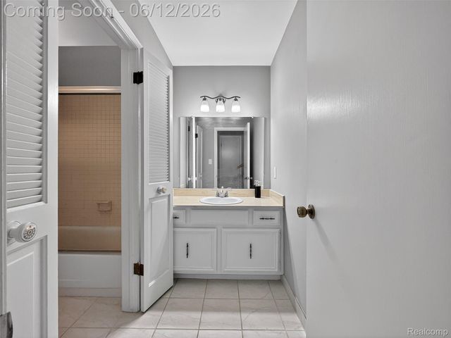 2449 Mulberry Square 32, Bloomfield Hills, MI 48302