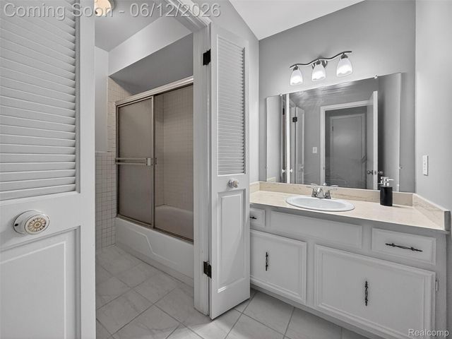 2449 Mulberry Square 32, Bloomfield Hills, MI 48302