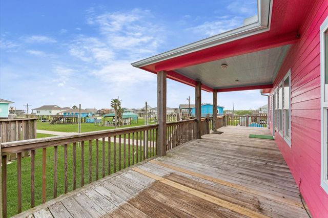 818 W Johnson Crawford Circle, Port Bolivar, TX 77650