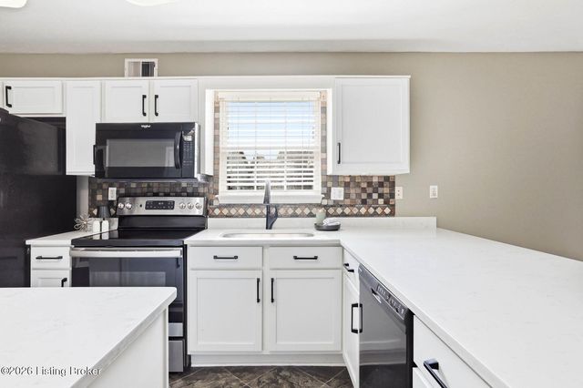 7022 Black Walnut Cir, Louisville, KY 40229