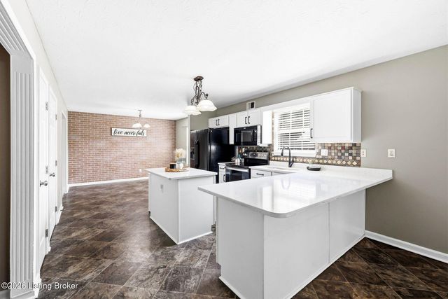 7022 Black Walnut Cir, Louisville, KY 40229