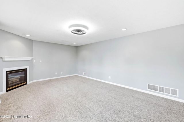 7022 Black Walnut Cir, Louisville, KY 40229