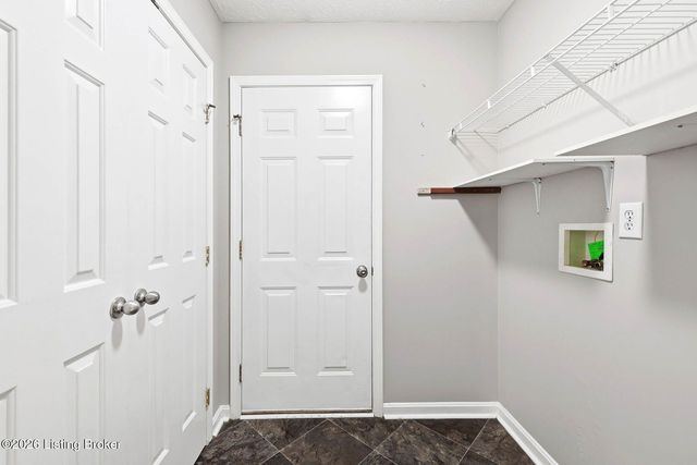 7022 Black Walnut Cir, Louisville, KY 40229