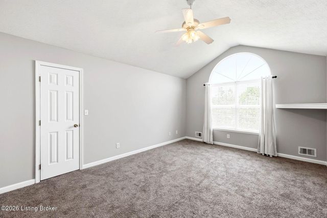 7022 Black Walnut Cir, Louisville, KY 40229