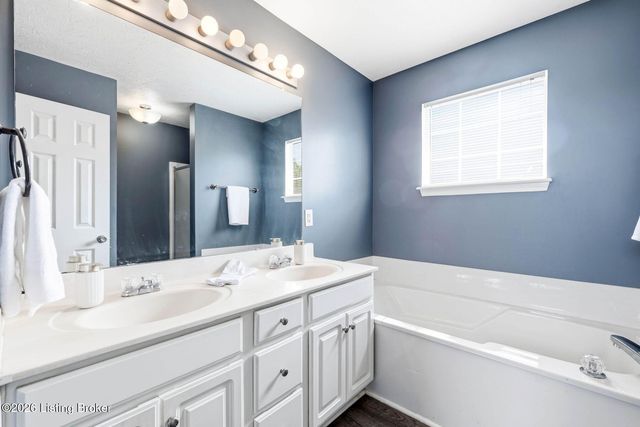7022 Black Walnut Cir, Louisville, KY 40229