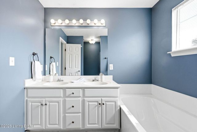 7022 Black Walnut Cir, Louisville, KY 40229