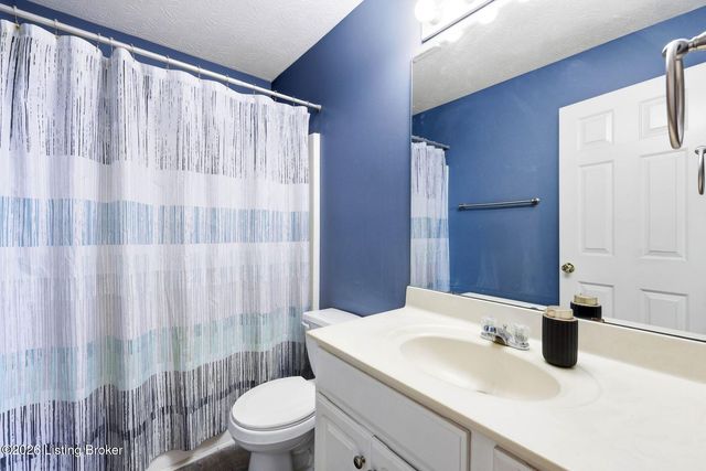 7022 Black Walnut Cir, Louisville, KY 40229