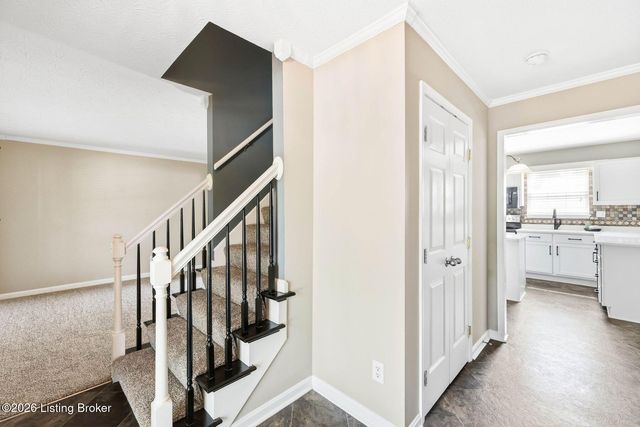 7022 Black Walnut Cir, Louisville, KY 40229