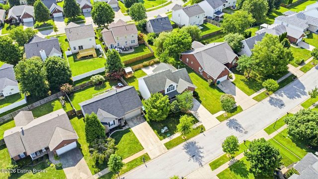 7022 Black Walnut Cir, Louisville, KY 40229