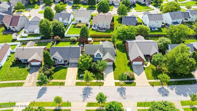 7022 Black Walnut Cir, Louisville, KY 40229
