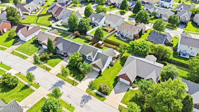 7022 Black Walnut Cir, Louisville, KY 40229
