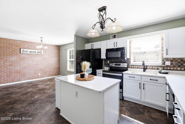 7022 Black Walnut Cir, Louisville, KY 40229