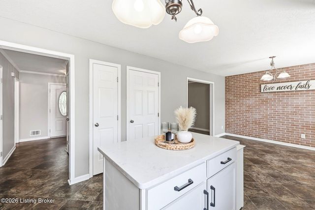 7022 Black Walnut Cir, Louisville, KY 40229