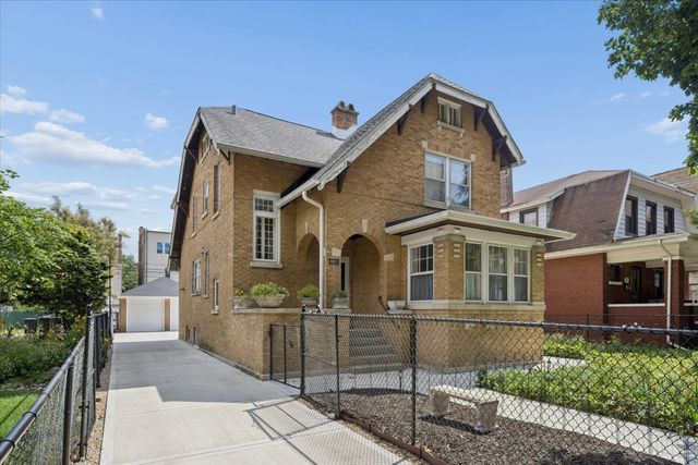 4821 N Harding Avenue, Chicago, IL 60625