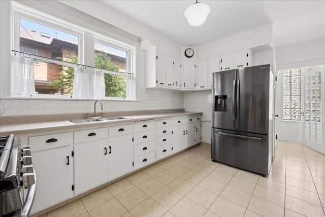 4821 N Harding Avenue, Chicago, IL 60625