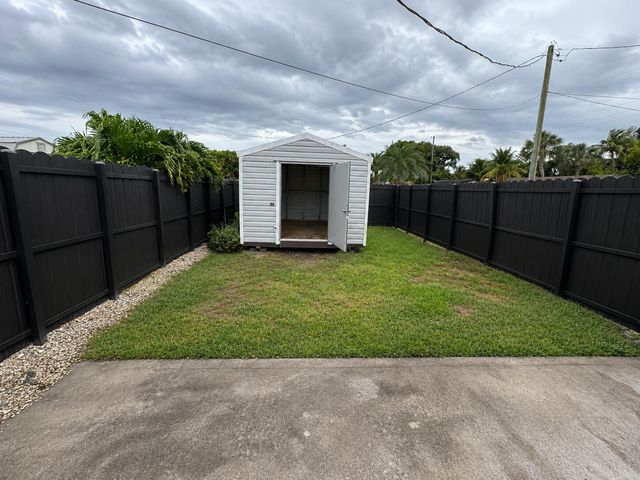 1818 Meadow Court Guest House, West Palm Beach, FL 33406